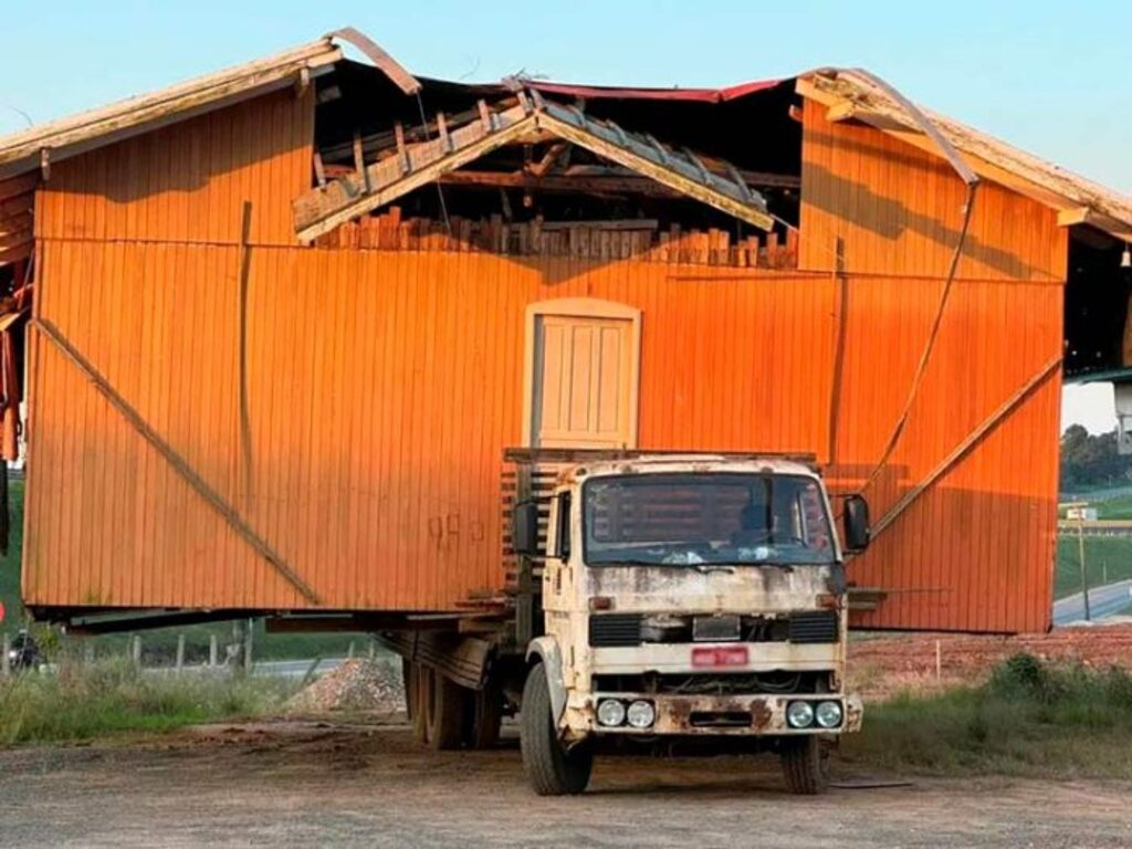 Casa sendo transportada em caminhão chama atenção em SC