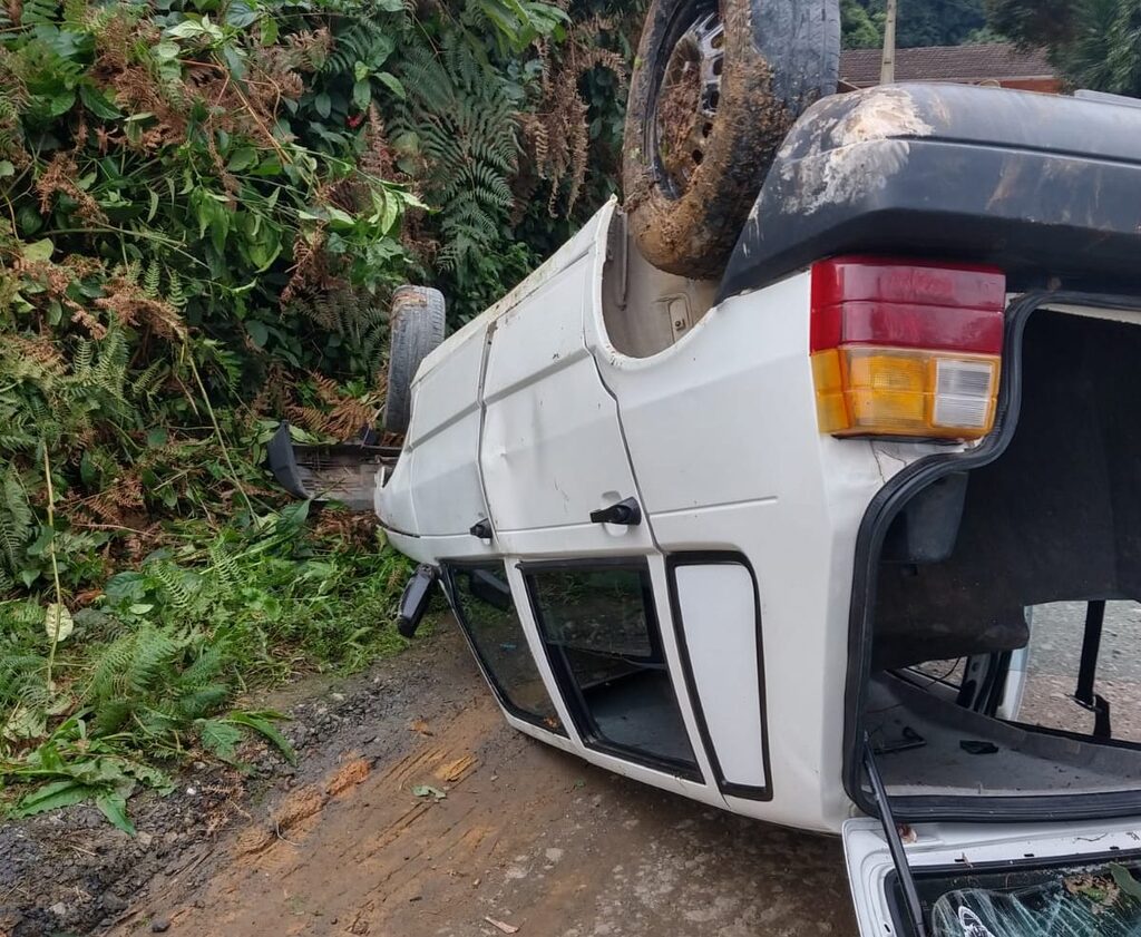 Mulher é ejetada após carro capotar em Rio do Sul