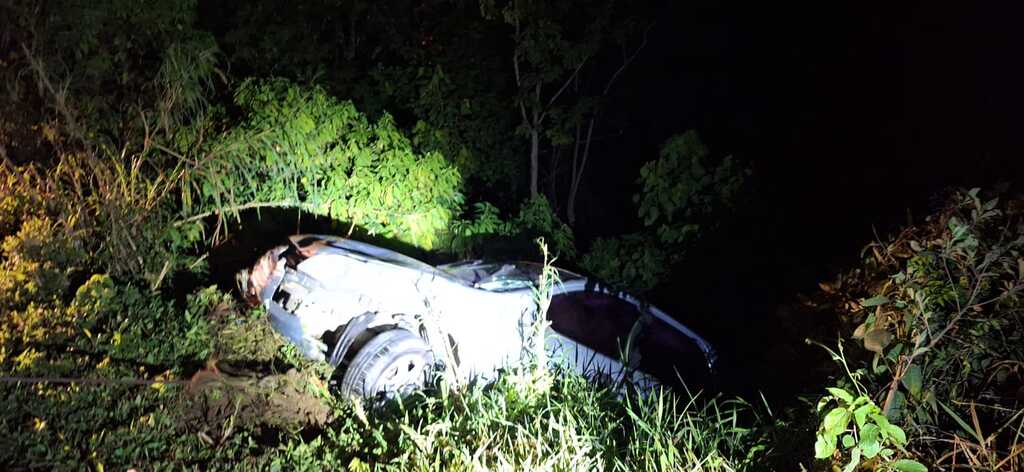 Motociclista fica ferido em acidente com carro na BR-470