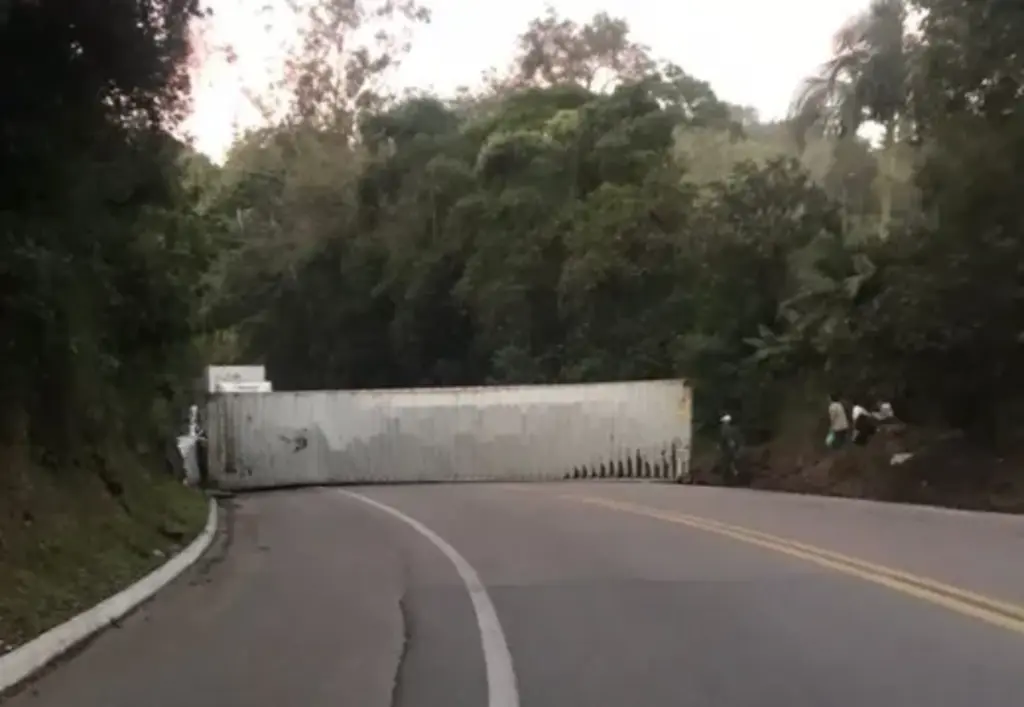 Container se desprende de carreta e interdita a BR-470 em Ibirama