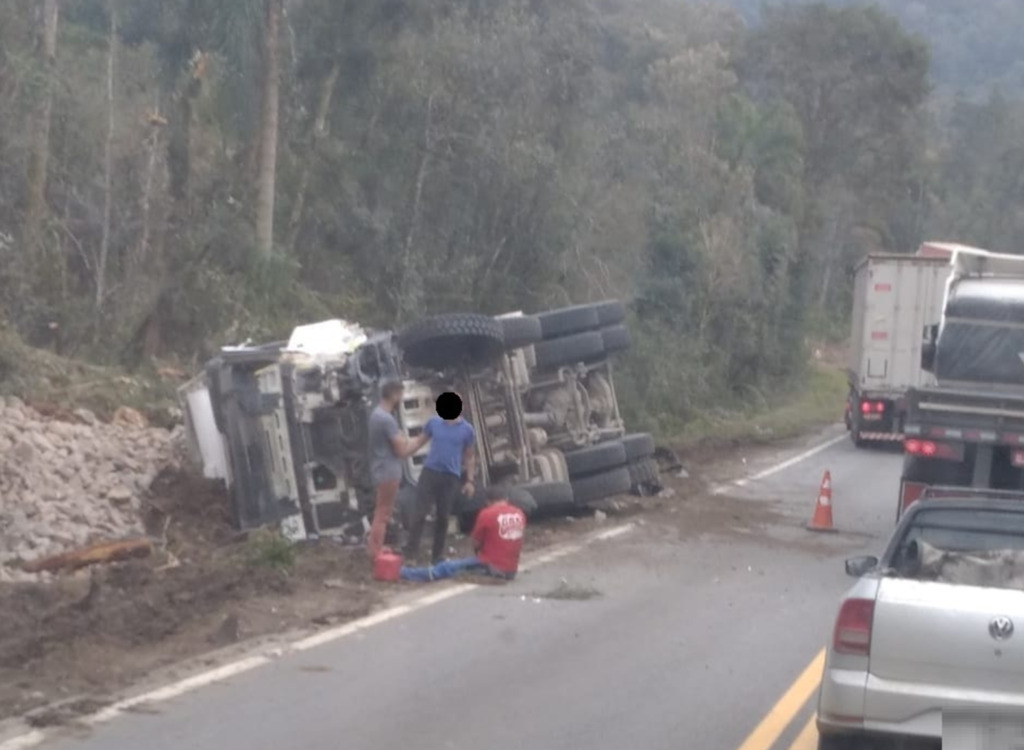 Trator parte ao meio em acidente com caminhão na BR-470, em Pouso Redondo