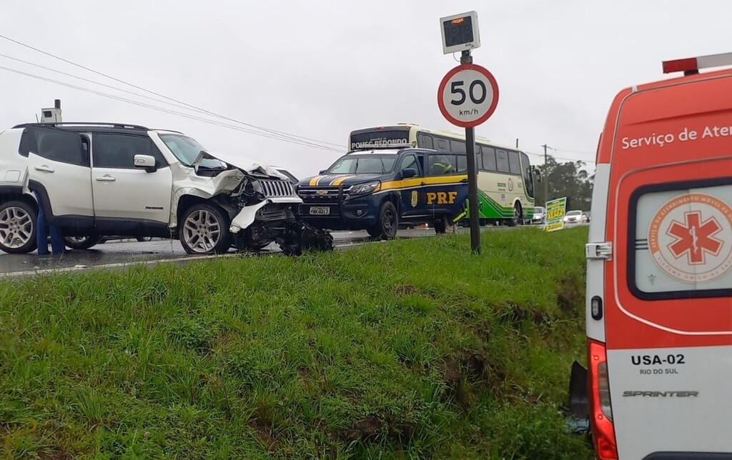 Colisão entre dois carros deixa motorista gravemente ferido e pedestre atingido na BR-470, em Lontras