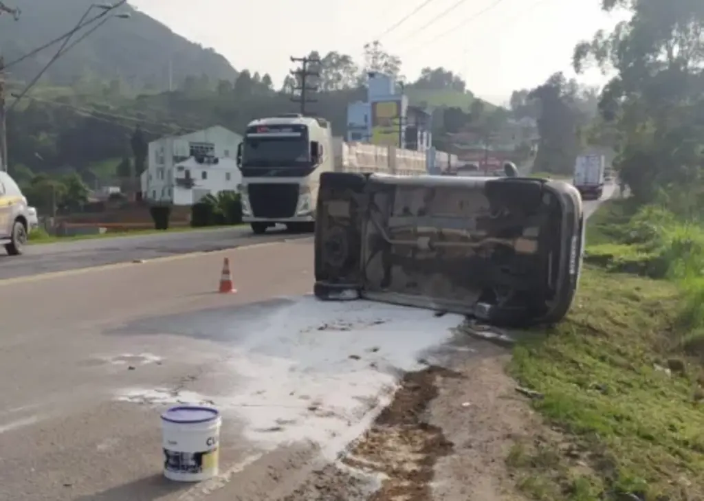 Veículo tomba após colisão na BR-470 em Rio do Sul