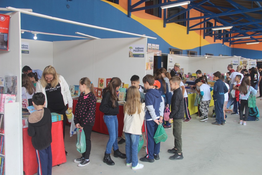 Comércio de livros movimenta o maior evento literário do Alto Vale do Itajaí