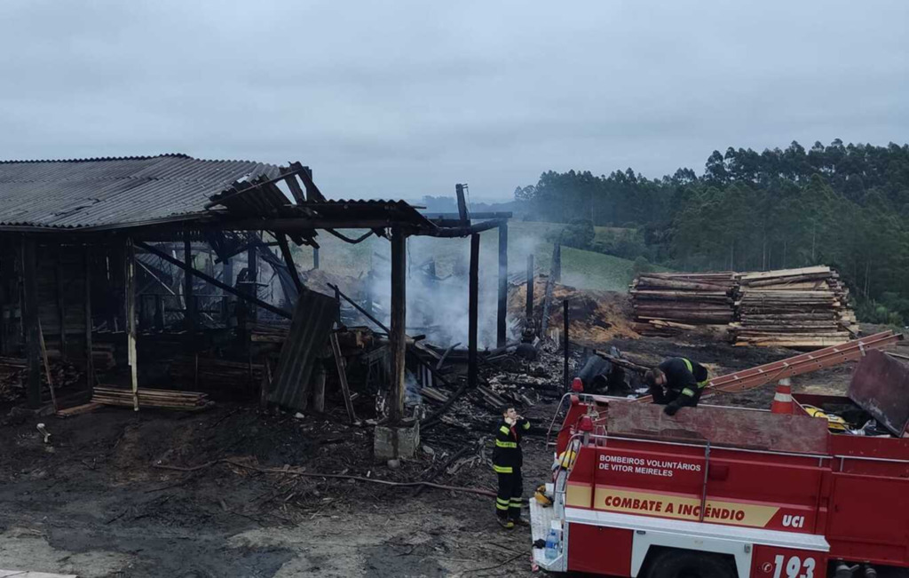 Proprietário de madeireira incendiada busca apoio para salvar negócio em Vitor Meireles