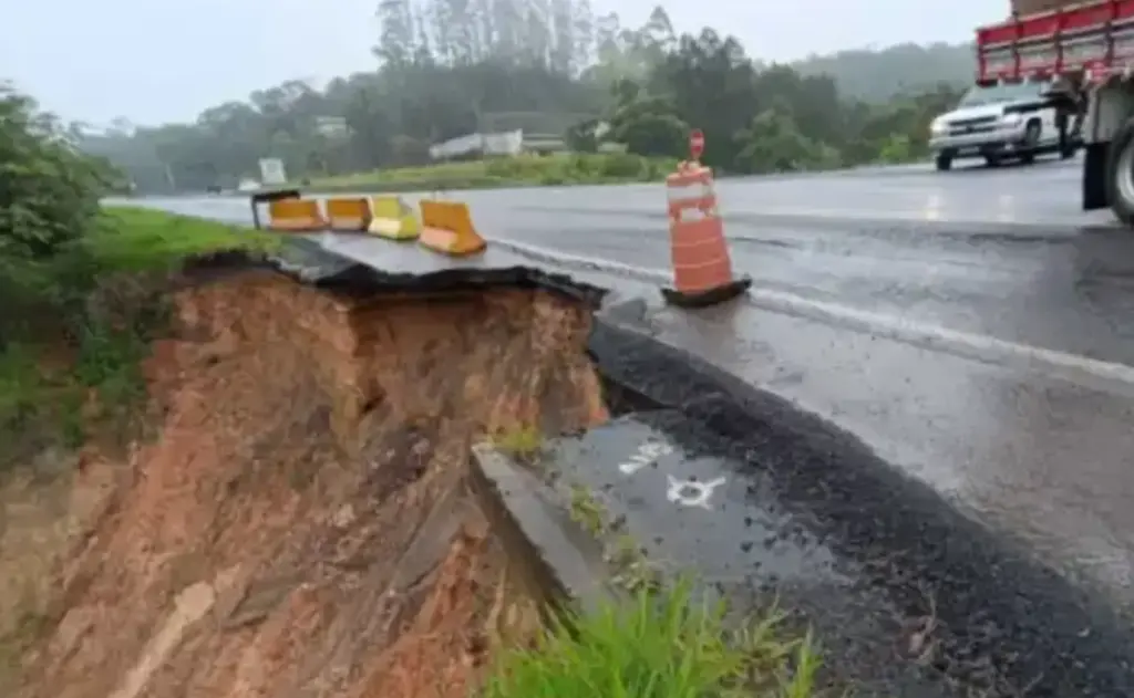 Risco de desabamento na BR-470, em Pouso Redondo, exige atenção redobrada de motoristas