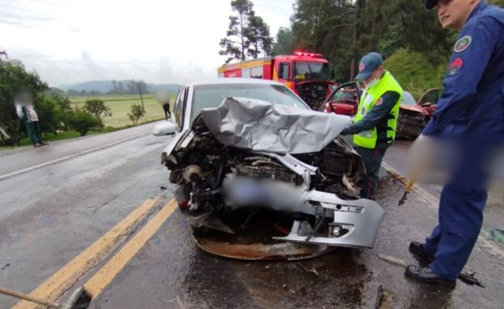 Colisão entre três veículos deixa uma vítima fatal e várias feridas na BR-470, em Agronômica