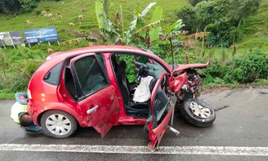 Colisão entre três veículos deixa uma vítima fatal e várias feridas na BR-470, em Agronômica