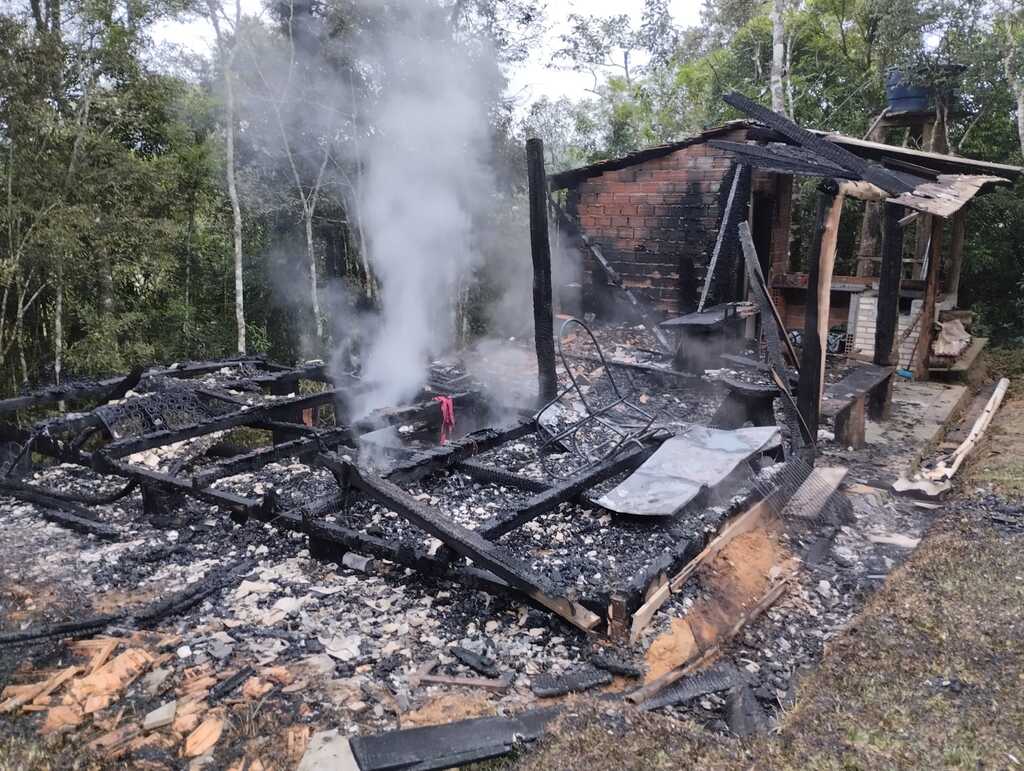 Incêndio atinge residência em Trombudo Central durante a madrugada