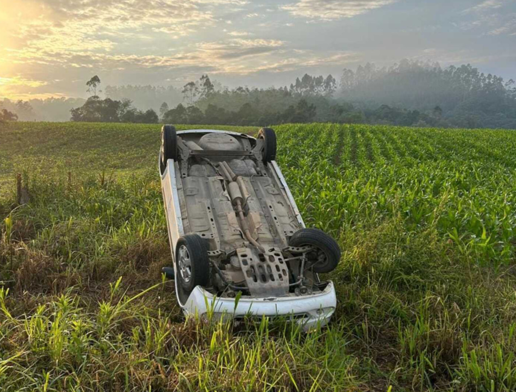 Condutor é atendido após capotamento na SC-281 em Trombudo Central