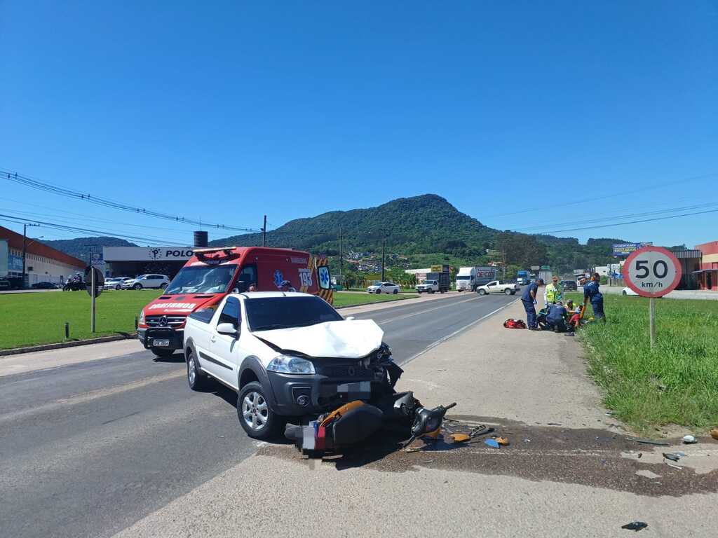 Motociclista sofre fratura em colisão frontal com carro na BR-470, em Rio do Sul