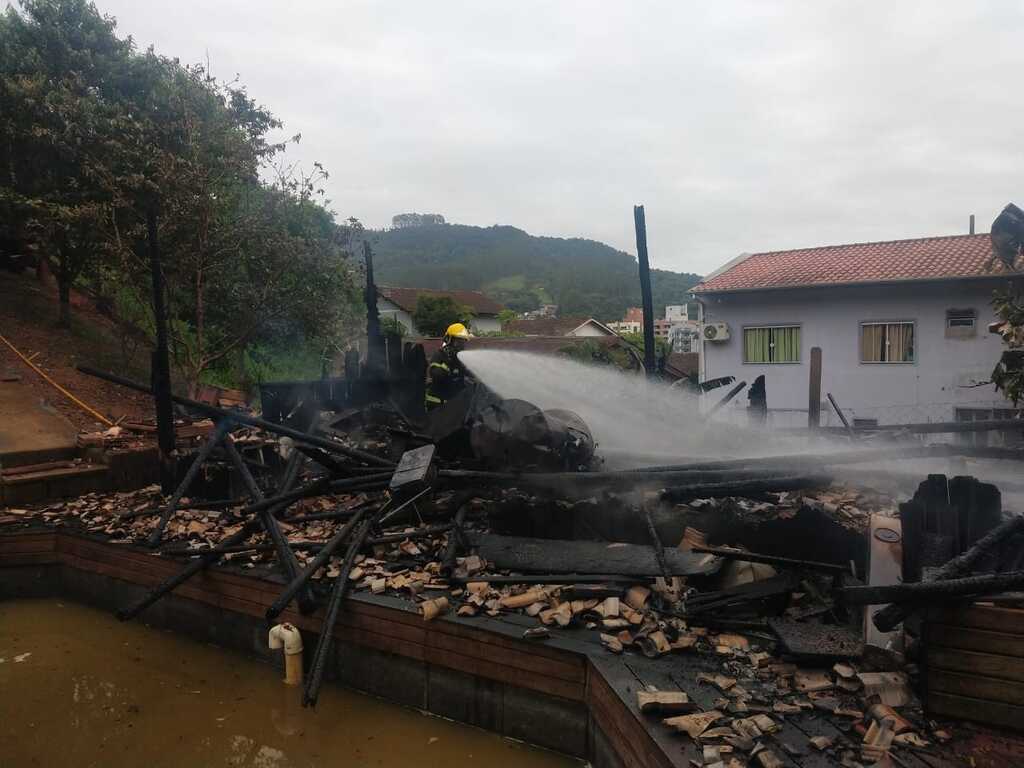 Incêndio destrói área de festa em residência em Rio do Sul