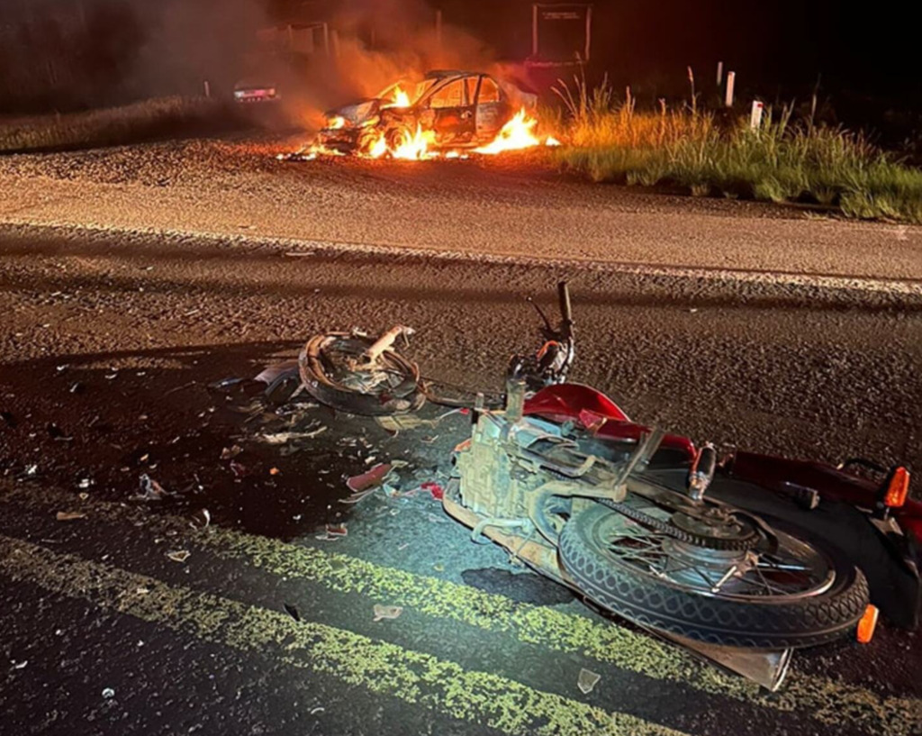 Colisão entre carro e moto deixa dois feridos e um óbito na BR-470