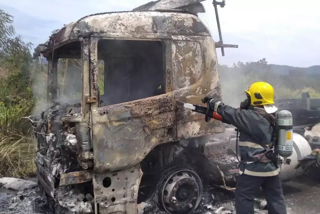 Motorista tem três paradas cardíacas após caminhão ser consumido por incêndio em SC