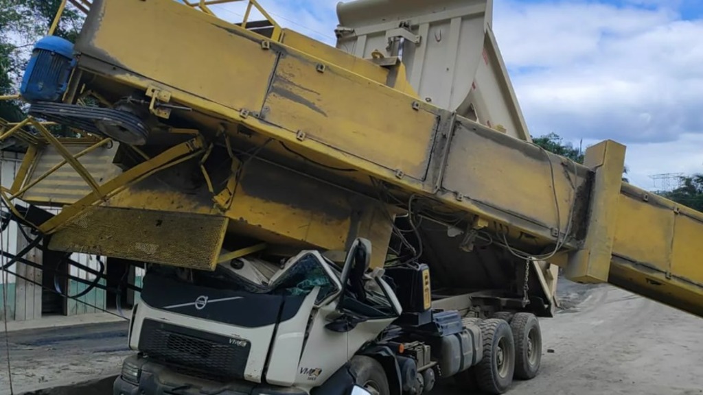 Trabalhador morre esmagado após máquina cair sobre caminhão no Vale do Itajaí