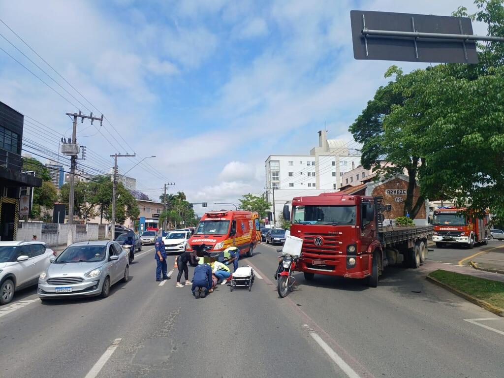 Colisão entre caminhão e motocicleta deixa um ferido em Rio do Sul