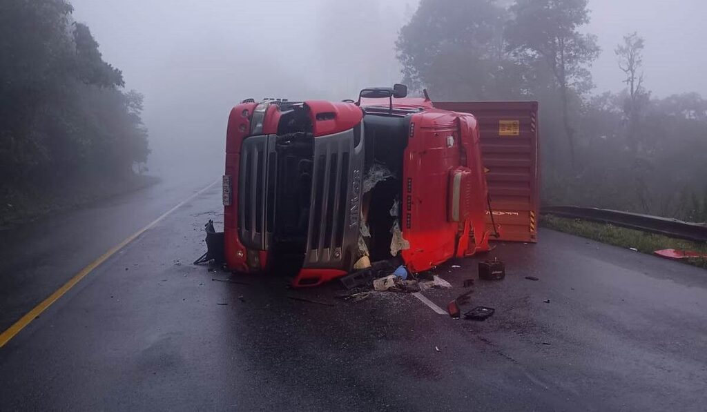 Carreta tomba e interdita pista na BR-470 em Pouso Redondo