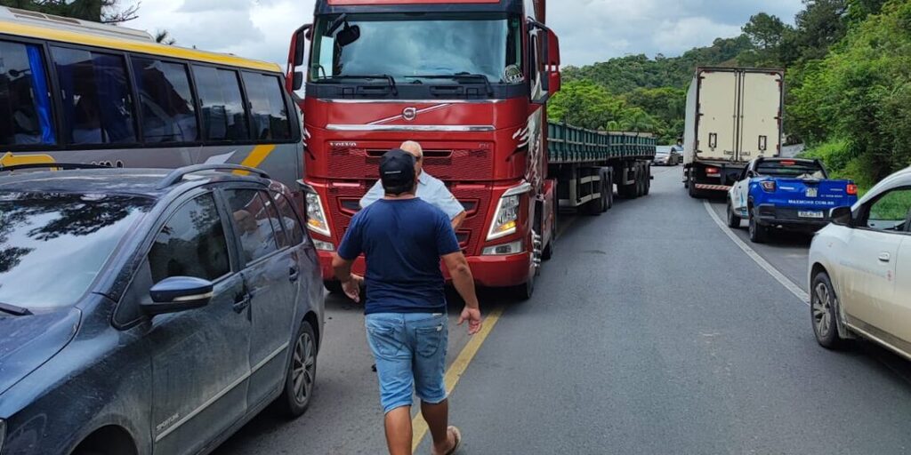 Carreta desvia para contramão e impede desastre na BR-470, em Trombudo Central