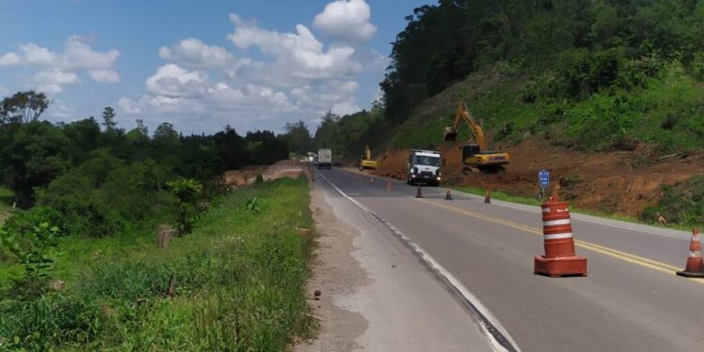 Continuam as obras de elevação da pista próximo ao trevo de Laurentino, na BR-470