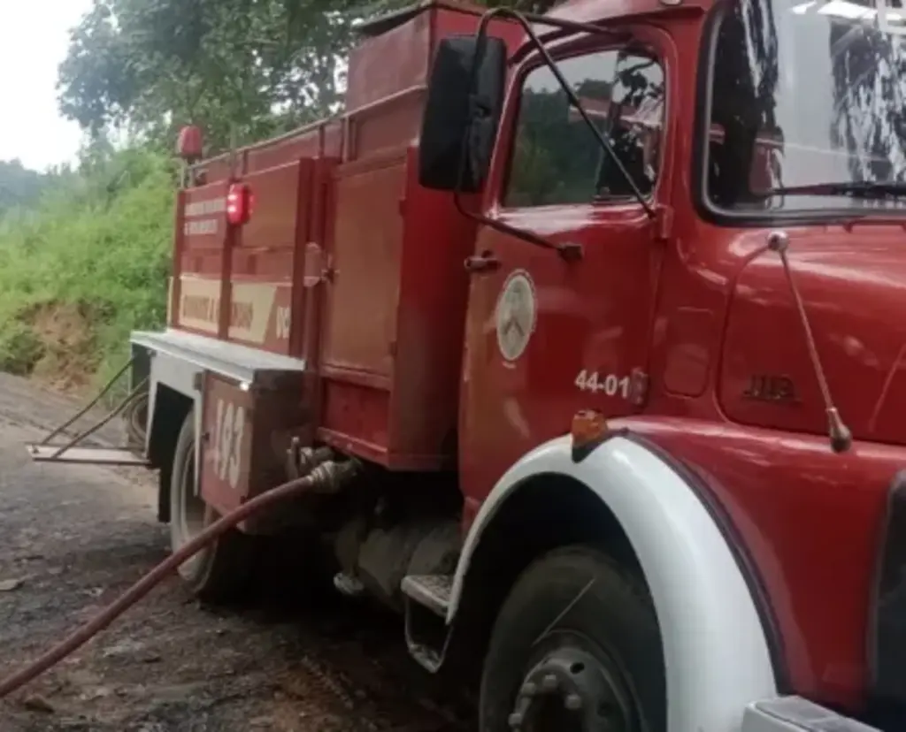 Bombeiros Voluntários de Vítor Meireles pedem ajuda para combater incêndio de grandes proporções