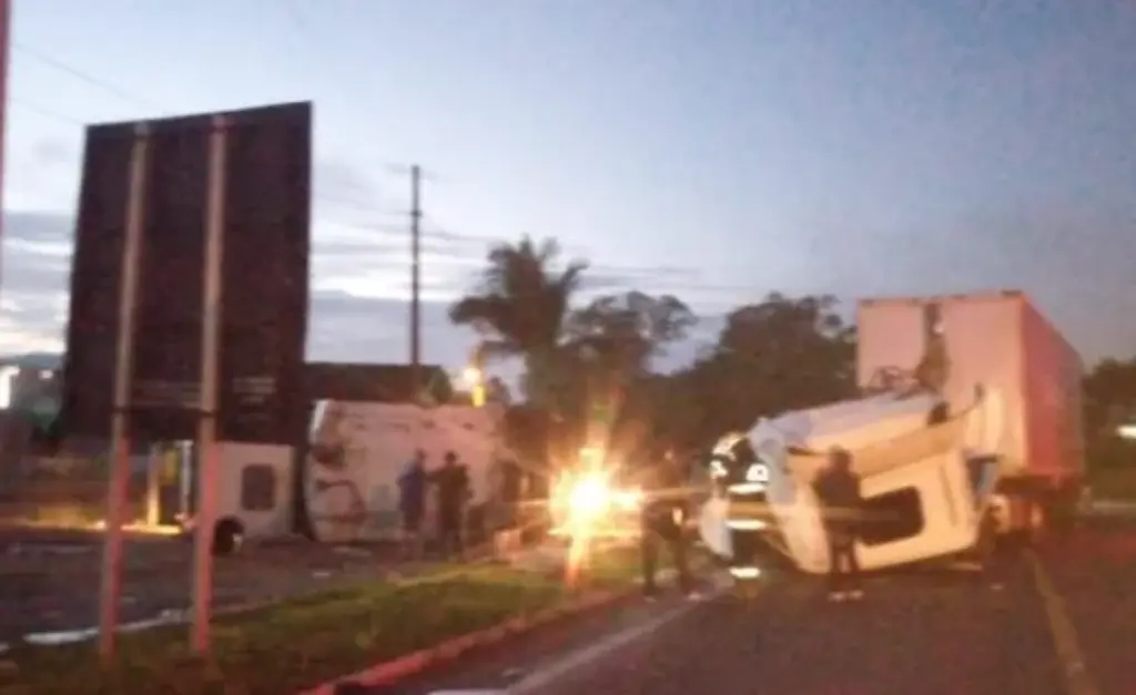 Caminhão e carreta colidem na BR-470, em Lontras