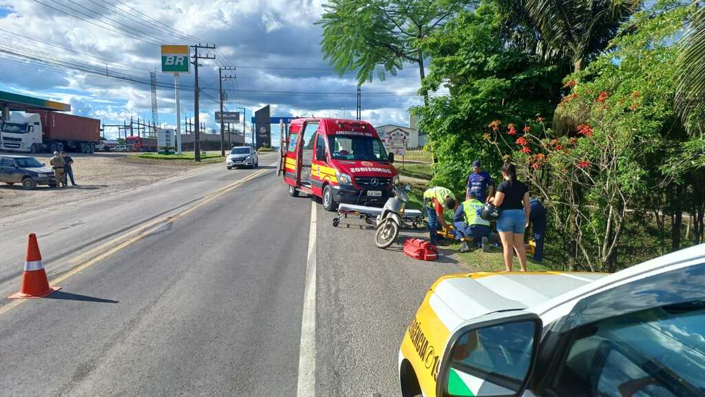 Colisão entre carro e moto deixa motociclista ferida na SC-114 em Taió