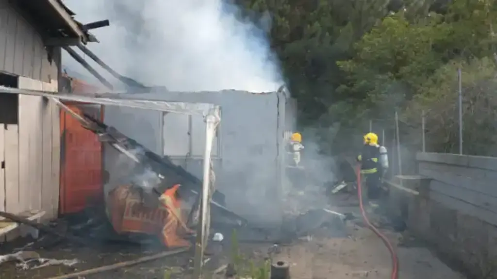 Bombeiros combatem incêndio residencial na BR-470 em Rio do Sul