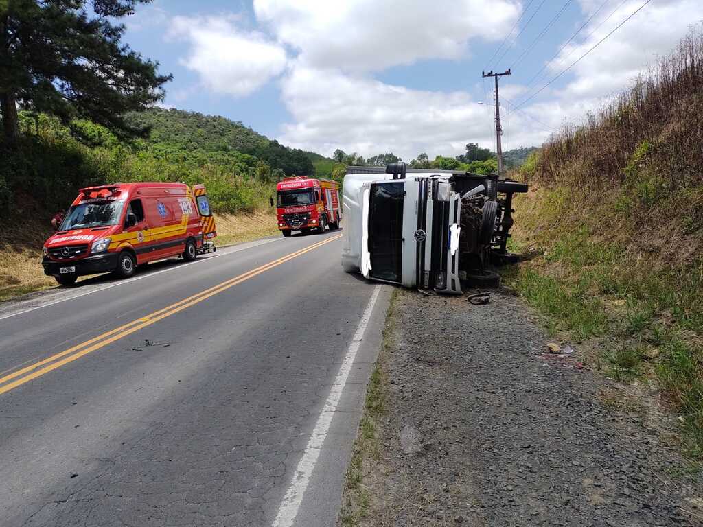 Tombamento de caminhão deixa motorista ferido