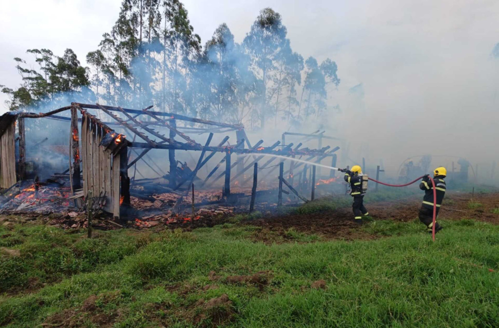 Incêndio destrói galpão de madeira em Taió