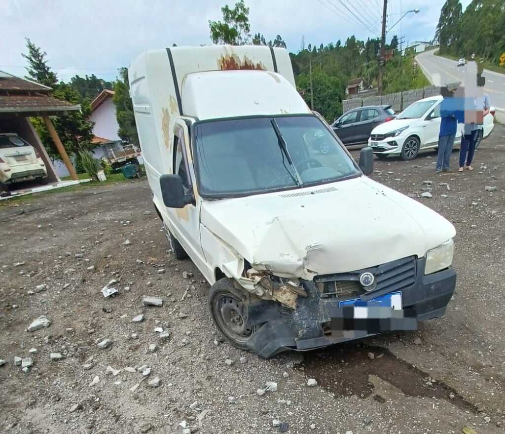 Homem de 66 anos desmaia ao volante e sofre acidente no Alto Vale