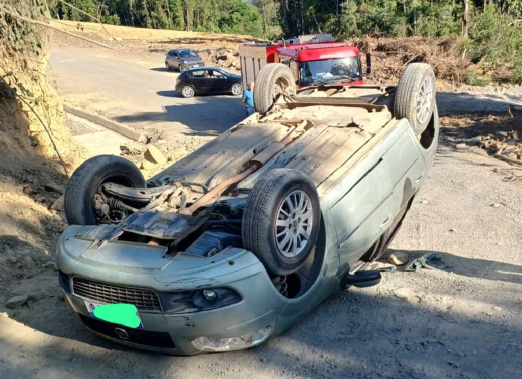 Duas pessoas ficam feridas após capotamento no interior de Taió