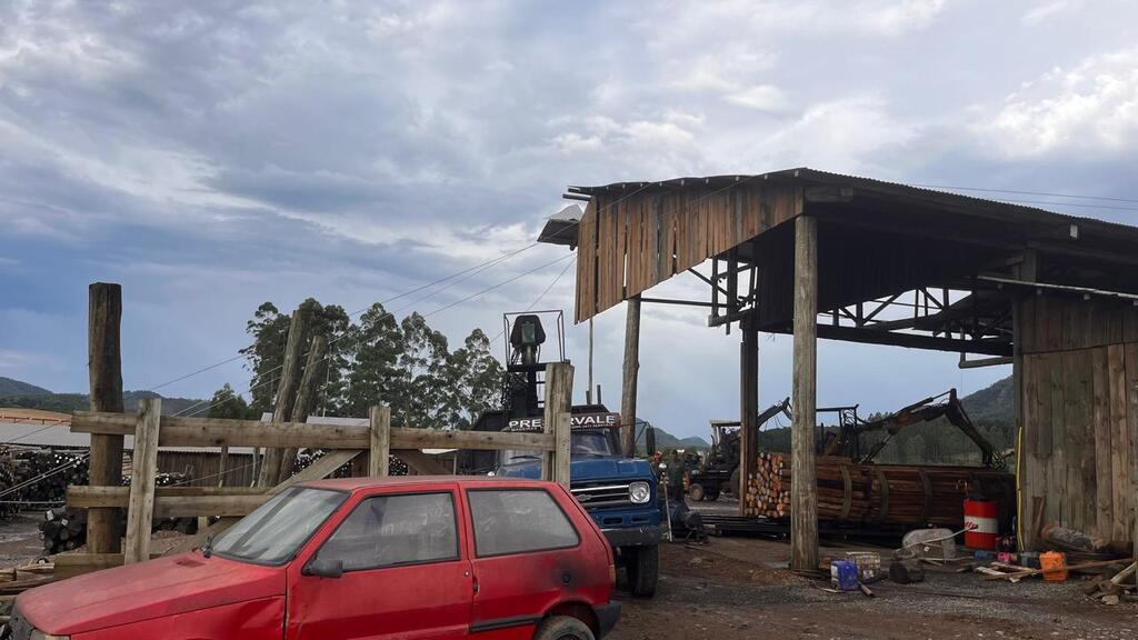 Temporal causa estragos em empresa de madeiras de Rio do Campo