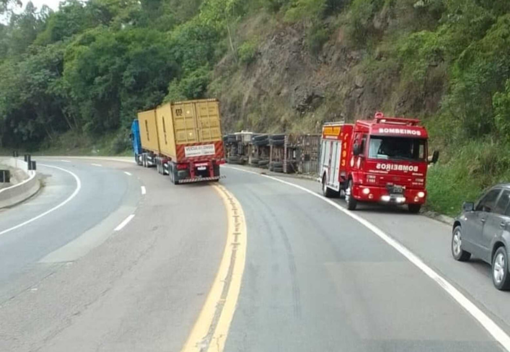 Carreta tomba na BR-470 e causa transtornos no Alto Vale