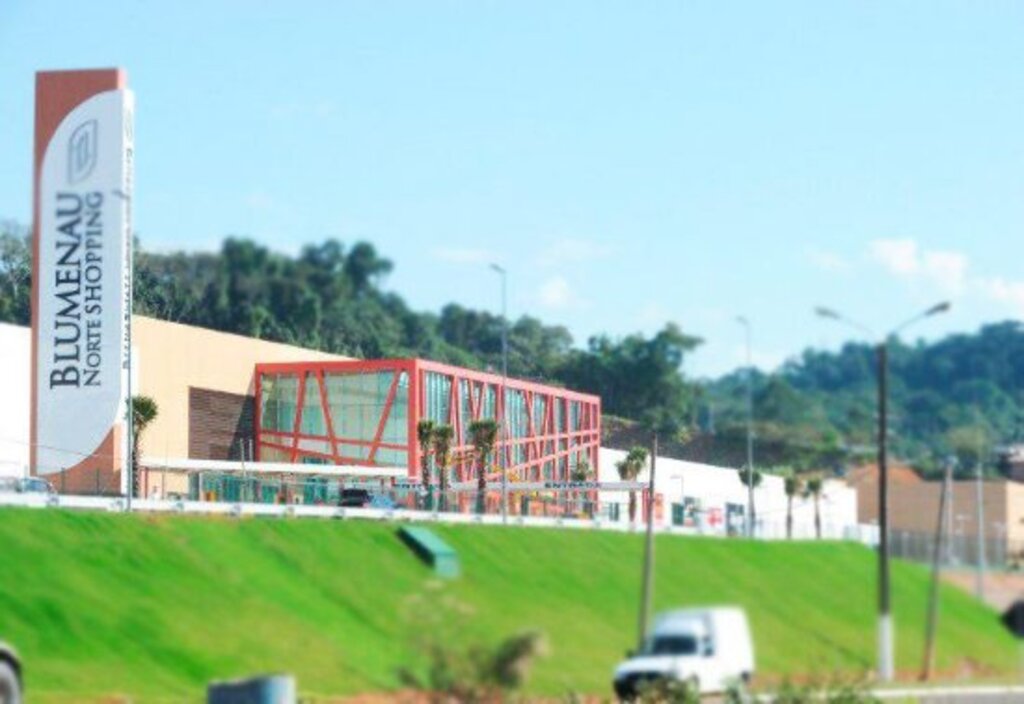 Homem armado com faca é baleado após tentar atacar policiais em shopping de Blumenau