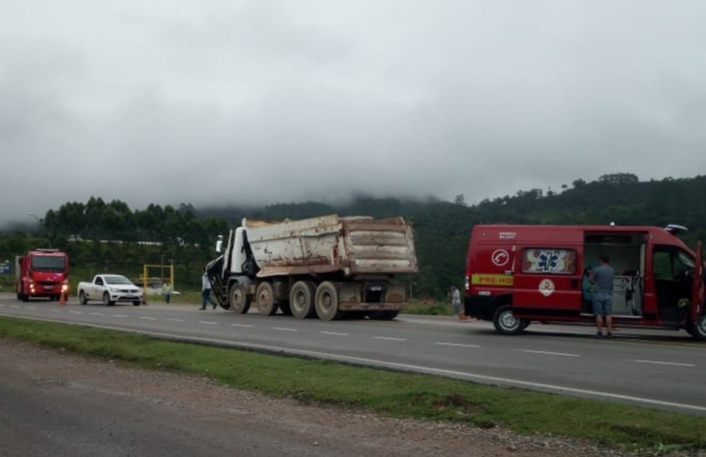 Colisão entre caminhão e carreta é registrada na BR-470, em Lontras