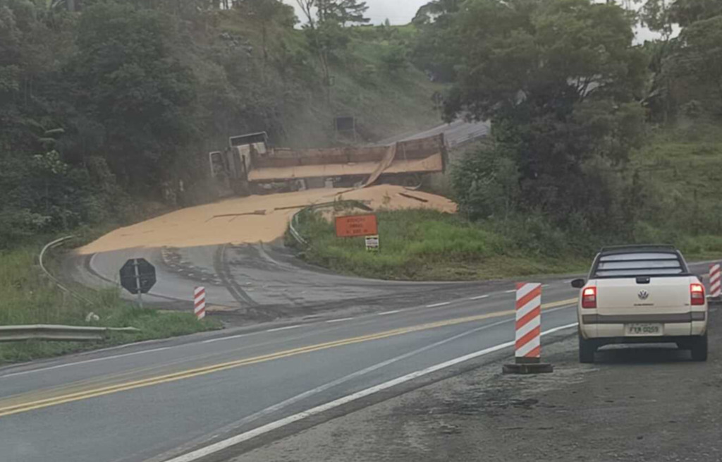 Carroceria de carreta cede e soja se espalha na SC-110, em Pouso Redondo