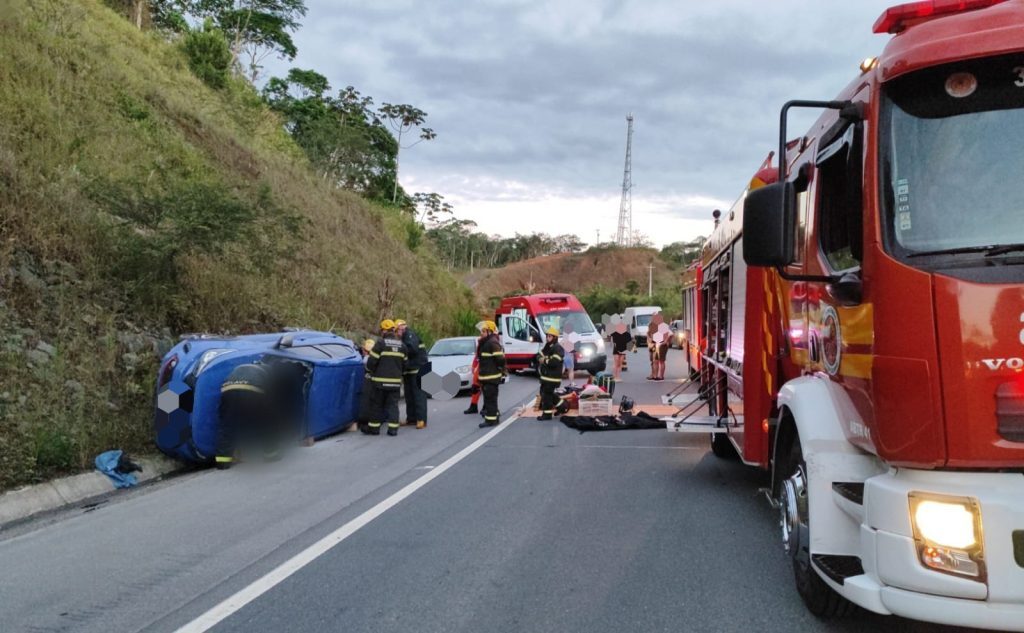 Motorista morre em capotamento na BR-470 após sofrer mal súbito