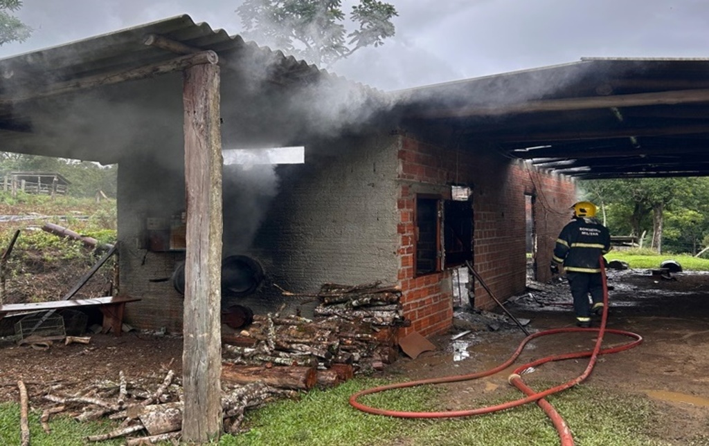 Agricultor perde 1,5 mil kg de fumo em incêndio em estufa