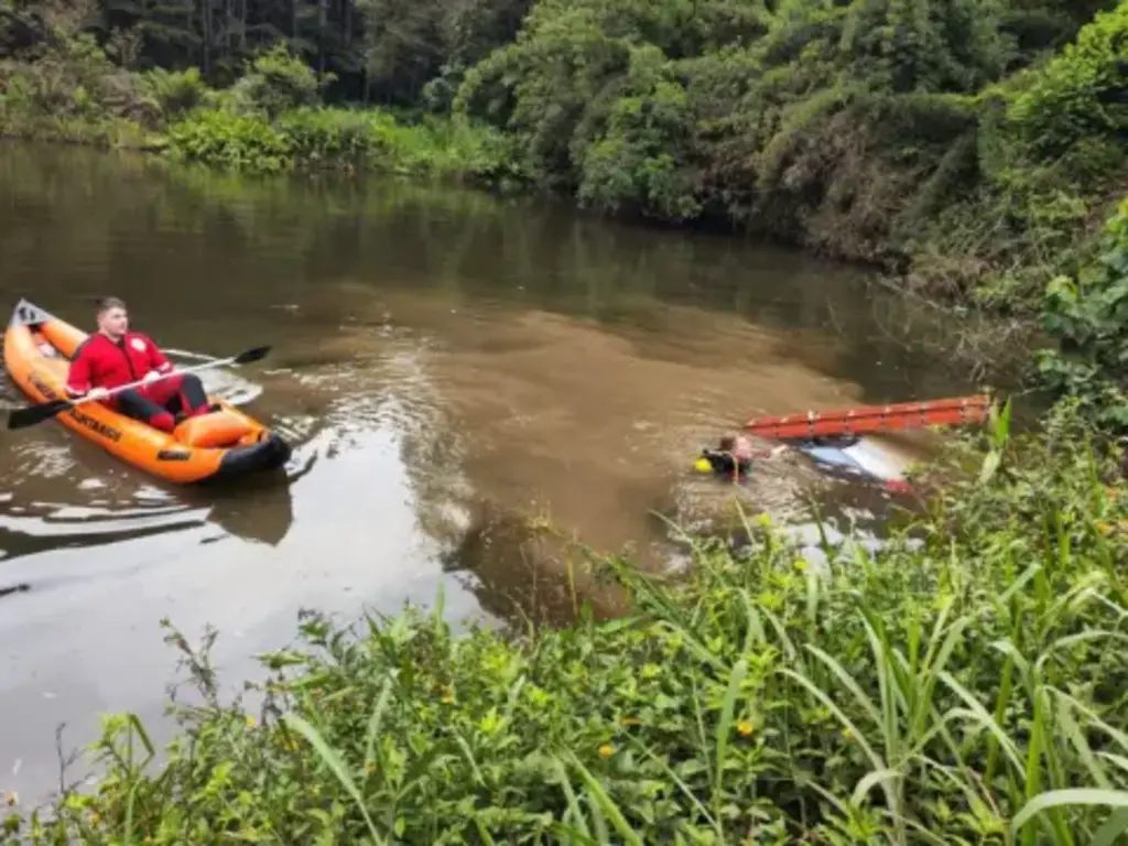 Carro que ficou submerso é retirado de lagoa em Witmarsum