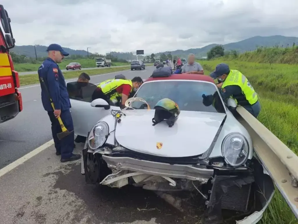 Motorista de Porsche sofre acidente na BR-470 e é hospitalizado