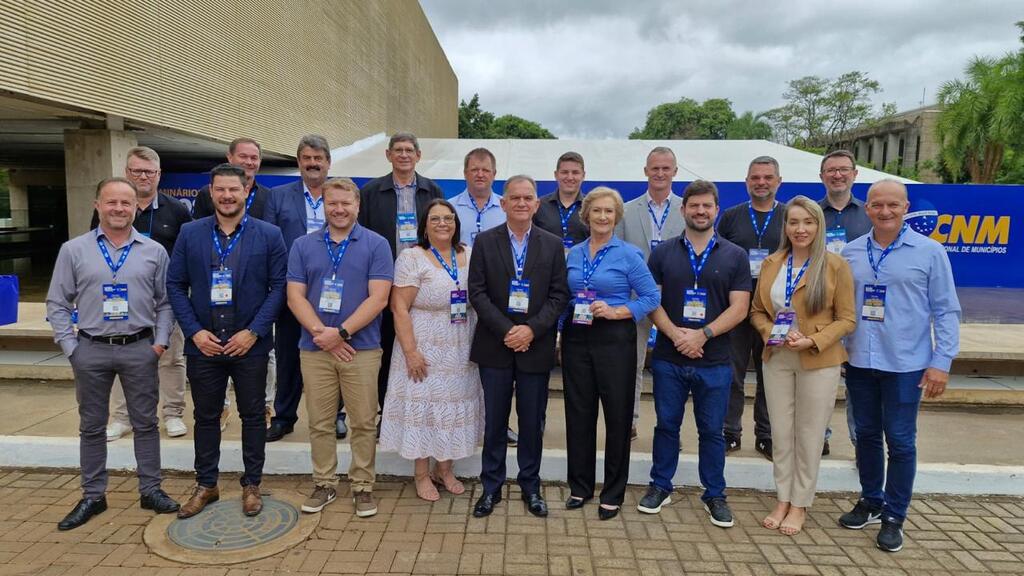 Prefeitos eleitos do Alto Vale participam de seminário em Brasília