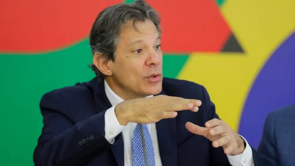 Dólar atinge R$ 6,11 após anúncio de Haddad em mais um dia de alta