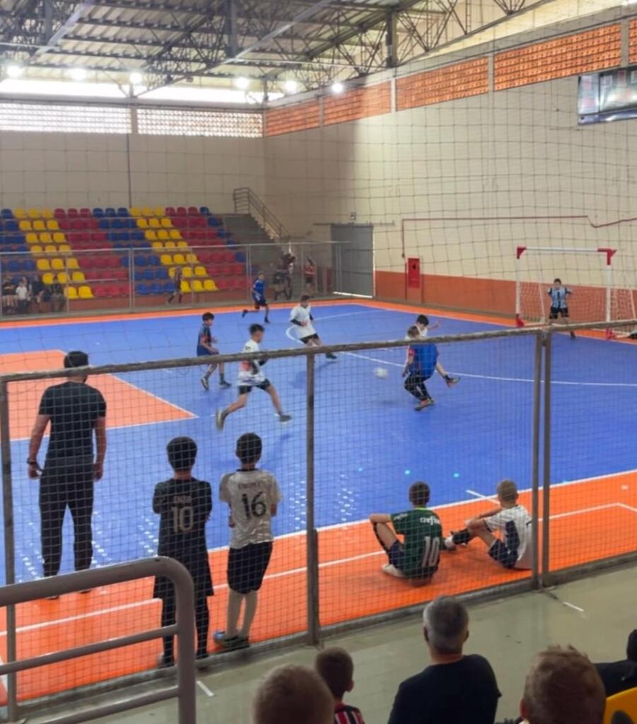 Mais de 200 crianças participam de escolinha de futsal em Santa Terezinha