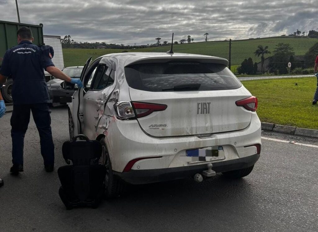 Colisão entre carro e caminhão na BR-470 deixa mulher ferida em Pouso Redondo