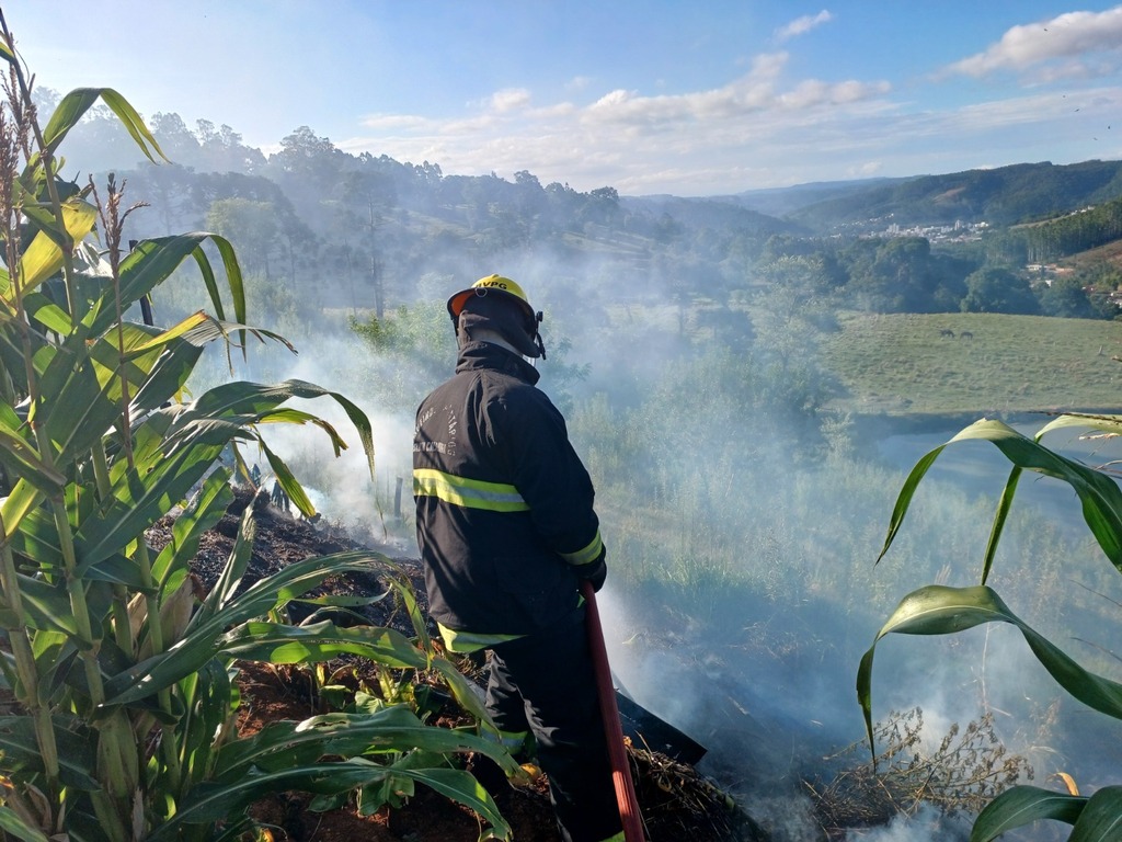 Bombeiros Voluntários de Presidente Getúlio combatem incêndio em vegetação e reforçam orientações à comunidade