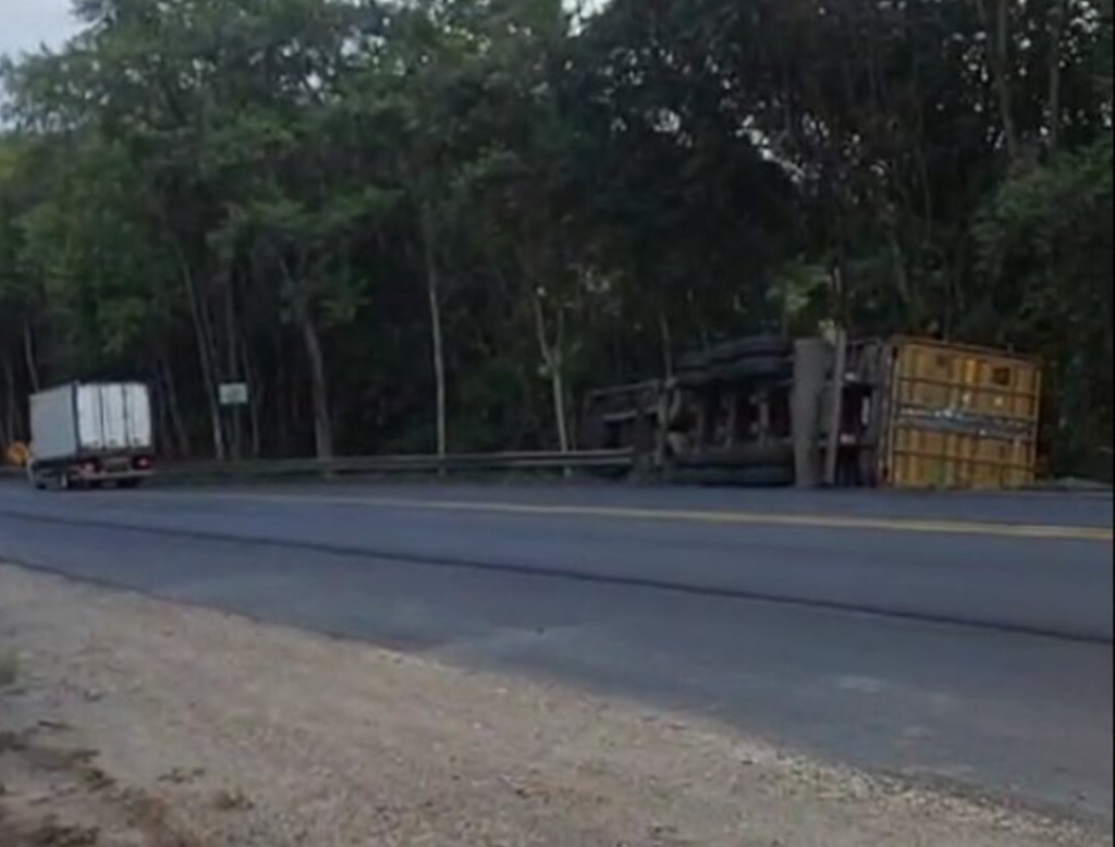 Tombamento de contêiner causa lentidão na BR-470, em Apiúna