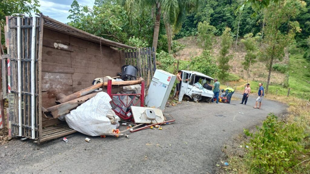 Caminhão colide com barranco e deixa três feridos em Pouso Redondo