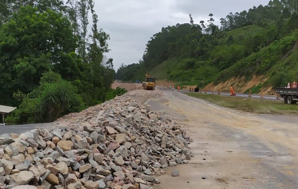 Obras de sobrelevação na BR-470 mudam acesso a Barra do Trombudo