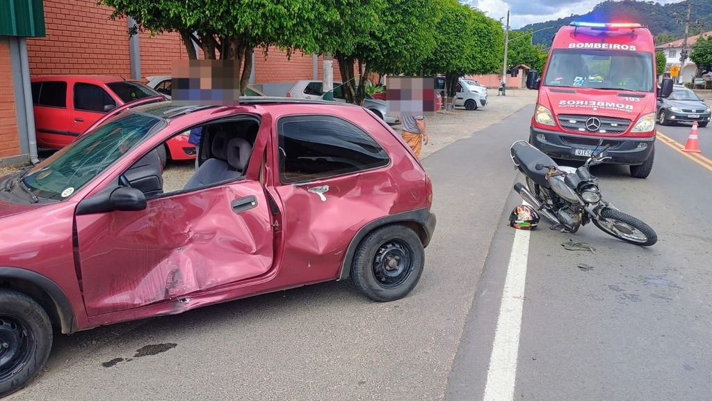 Colisão entre carro e moto é atendido pelos Bombeiros Voluntários de Presidente Getúlio nesta quarta-feira