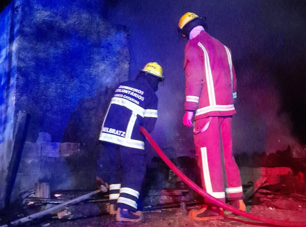 Bombeiros Voluntários de Presidente Getúlio combatem incêndio em residência